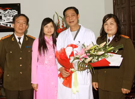 Đại tá Đặng Văn Lân, Phó Tổng Biên tập Báo CAND tặng hoa chúc mừng các thầy thuốc Bệnh viện 19-8.