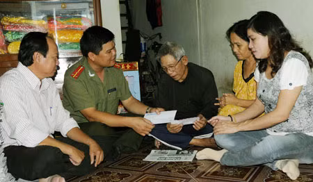 Đại diện Báo CAND cùng Mạnh Thường Quân và UBND phường An lạc thăm hỏi, tặng quà cho vợ chồng ông Hơng - bà Hiền chiều 27/7.