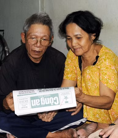 Ông Hơng cùng bà Hiền cảm thấy ấm lòng do được sự quan tâm của Báo CAND, Mạnh Thường Quân và chính quyền địa phương.
