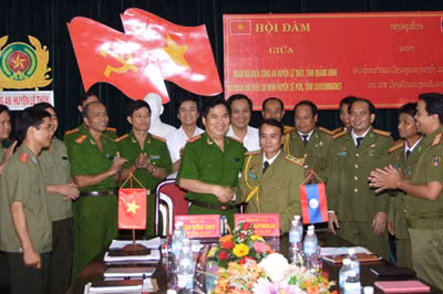 Lãnh đạo Công an huyện Lệ Thủy và tỉnh Xavanakhệt (nước bạn Lào) ký cam kết về bảo đảm ANTT.