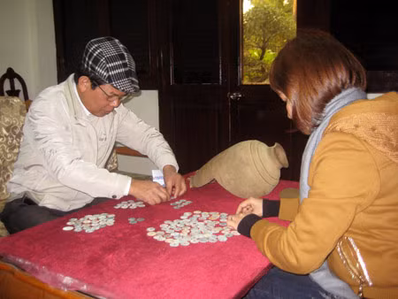 Cán bộ Bảo tàng Quảng Ninh phân loại hiện vật thu được.