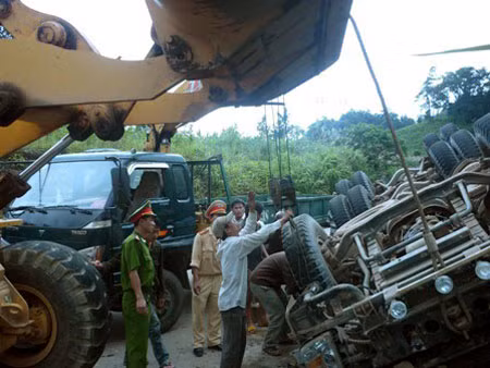 Lực lượng cứu nạn đang dùng máy hàn gió đó cắt ca bin xe đầu kéo để giải cứu tài xế.