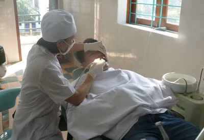 Các y, bác sỹ Bệnh xá Công an Hòa Bình luôn tận tâm với công việc.