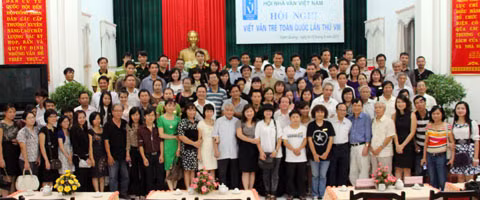 Các đại biểu và nhà văn trẻ trong lễ bế mạc. Ảnh: Nguyễn Đình Toán.