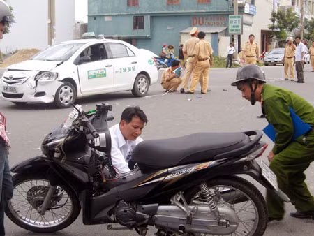 Ngay sau khi xảy ra vụ TNGT của xe taxi Mai Linh, ngay lập tức CSGT Công an quận Liên Chiểu và Thanh tra giao thông đã có mặt tại hiện trường để điều tra nguyên nhân vụ tai nạn và phân luồng giao thông không để ách tắc trên tuyến.