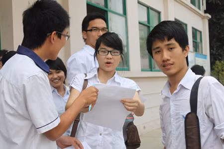 Thí sinh dự thi tốt nghiệp tại hội đồng thi THCS Nhân Chính, Hà Nội sau môn thi cuối cùng (môn ngoại ngữ).
