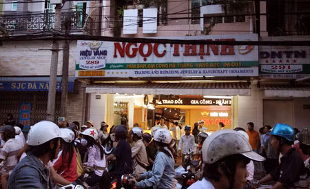Tiệm vàng Ngọc Thịnh nơi nữ sinh viên Hồ Thị Lý bị 2 đối tượng bất ngờ đâm tử vong.