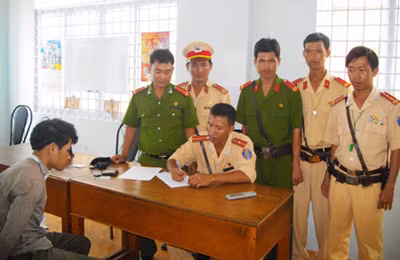 Lực lượng CSGT đường bộ, đường sắt Công an Sóc Trăng lập biên bản đối tượng trộm xe Trần Anh Hà.