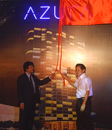 Đại diện Tập đoàn VinaCapital và cơ quan hữu quan TP Đà Nẵng làm lễ chạm nóc cao ốc Azura.
