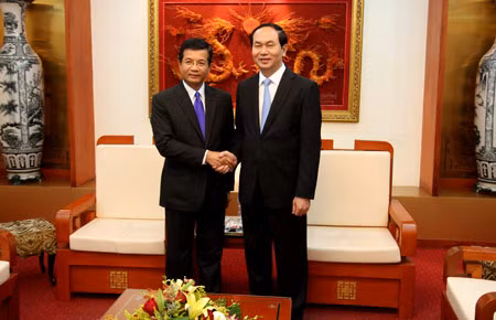 Bộ trưởng Trần Đại Quang, đồng chí Đại sứ Sổngphon Sỉchạlơn tại buổi tiếp.