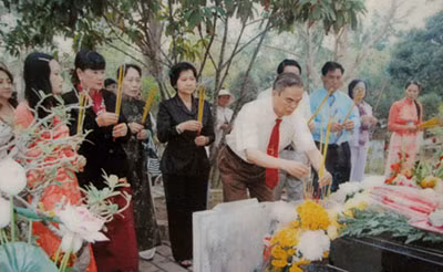 Du khách viếng mộ Anh hùng liệt sĩ Võ Thị Sáu.