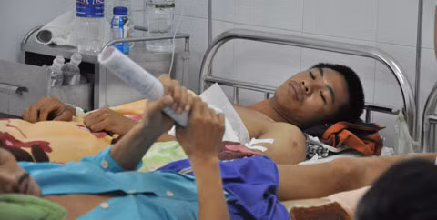 3 nạn nhân Hùng, Thắng và Trung đang được cấp cứu và chữa trị viết thương tại BV Đa Khoa Đà Nẵng.