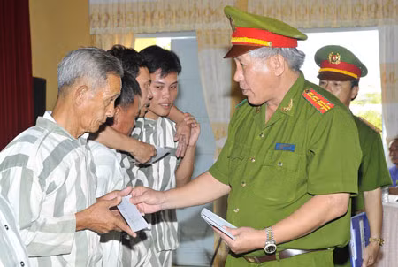 Lãnh đạo Trại giam Cái Tàu trao tiền hỗ trợ cho các phạm nhân (vừa có quyết định đặc xá) có hoàn cảnh gia đình khó khăn.