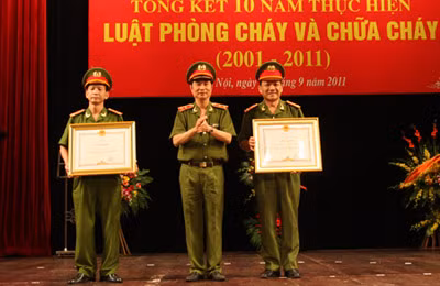 Trung tướng Phạm Quý Ngọ, Ủy viên Trung ương Đảng, Thứ trưởngBộ Công an trao Bằng khen của Thủ tướng Chính phủ cho tập thể, cá nhân có thành tích xuất sắc trong công tác PCCC. Ảnh: Việt Hưng.