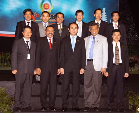 Bộ trưởng Trần Đại Quang và Đoàn đại biểu Việt Nam với Tổng Thư ký ASEAN Surin Pitsuwan và Chủ tịch AMMTC 8. Ảnh: Công Gôn.