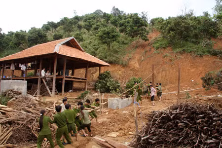 Tuổi trẻ Công an tỉnh Sơn La giúp dân dựng lại nhà. Ảnh: Duy Hiển.