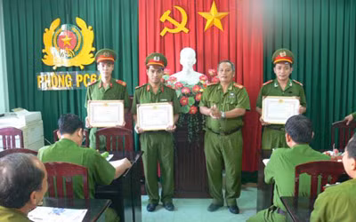 Thượng tá Ngô Thành Thái - Trưởng phòng PC64 thừa ủy nhiệm Giám đốc Công an tỉnh trao giấy khen cho các chiến sĩ.