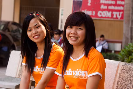 Đặng Thị Hà (trái) và Đặng Thị Hậu học được cách triển khai đề tài một cách triệt để nhất trong quá trình làm cộng tác viên.