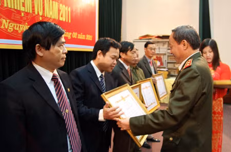 Trung tướng Lê Quý Vương, Ủy viên Trung ương Đảng, Thứ trưởng Bộ Công an trao Bằng khen của Bộ Công an cho các tập thể, cá nhân có thành tích xuất sắc trong công tác. Ảnh: Việt Hưng.