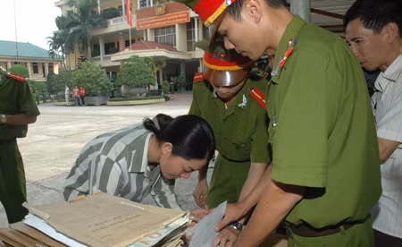 Các phạm nhân làm thủ tục ra trại.