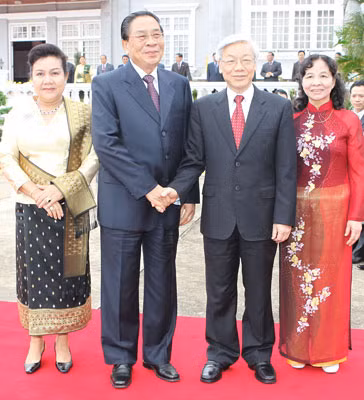 Tổng Bí thư, Chủ tịch nước CHDCND Lào Chummaly Xaynhaxỏn và Phu nhân đón Tổng Bí thư, Chủ tịch Quốc hội Nguyễn Phú Trọng và Phu nhân. Ảnh: TTXVN.