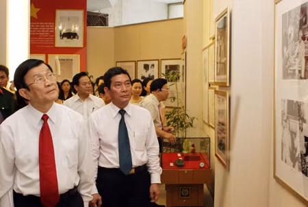 Đồng chí Trương Tấn Sang, Ủy viên Bộ Chính trị, Thường trực Ban Bí thư cùng các đại biểu tham quan triển lãm. Ảnh: TTXVN.
