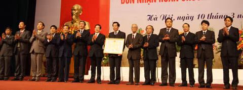 Chủ tịch nước Nguyễn Minh Triết trao Bằng Huân chương Hồ Chí Minh tặng Báo Nhân Dân.