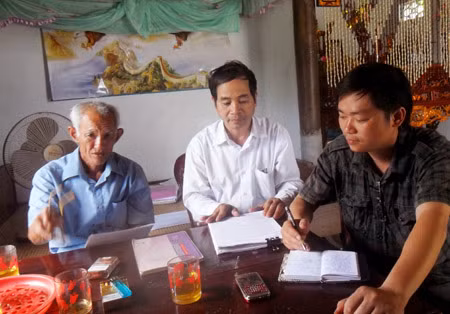 Ông Hoàng Văn Châu và ông Nguyễn Hữu Mai đang trao đổi với phóng viên.