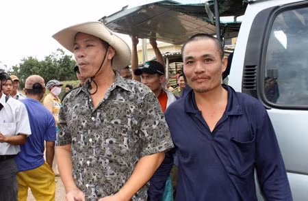 Thuyền trưởng Đỗ Văn Phụng (bên trái).