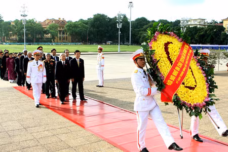 Đoàn đại biểu lãnh đạo Đảng, Nhà nước do Tổng Bí thư Nguyễn Phú Trọng dẫn đầu đến đặt vòng hoa và vào Lăng viếng Chủ tịch Hồ Chí Minh.