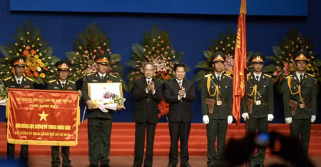 Chủ tịch nước Nguyễn Minh Triết, nguyên Thủ tướng Phan Văn Khải tại lễ trao danh hiệu Anh hùng LLVTND (lần thứ 2) cho lực lượng vũ trang TP Hồ Chí Minh. Ảnh: TTXVN.