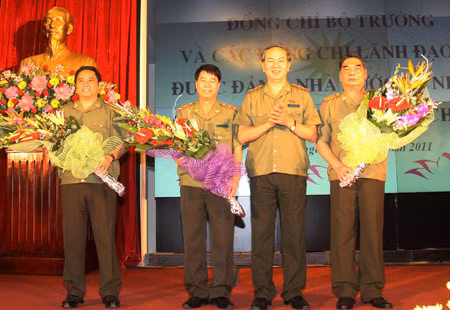 Thay mặt Đảng ủy Công an Trung ương, lãnh đạo Bộ Công an, Trung tướng Trần Đại Quang, Ủy viên Bộ Chính trị, Bộ trưởng Bộ Công an tặng hoa chúc mừng Đại tướng Lê Hồng Anh, Trung tướng Bùi Văn Nam và Trung tướng Phạm Minh Chính.