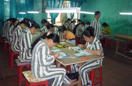Phạm nhân học nghề tại Trại giam Phú Sơn.