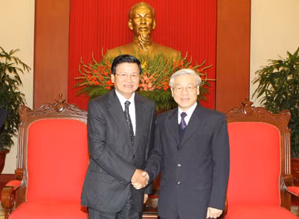 Tổng Bí thư, Chủ tịch Quốc hội Nguyễn Phú Trọng và đồng chí Thoong - lun Xi-xu-lít, Ủy viên Bộ Chính trị, Phó Thủ tướng, Trưởng ban Đối ngoại, Bộ trưởng Ngoại giao CHDCND Lào. Ảnh: TTXVN.