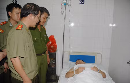 Đại tá Nguyễn Văn Thái, Trưởng Ban Thời sự, Chính trị và Nghiệp vụ - Báo CAND cùng Đại tá Nguyễn Đức Chung, Phó Giám đốc CATP Hà Nội thăm và tặng quà đồng chí Đặng Việt Quảng.