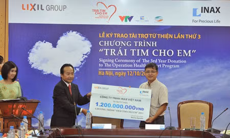 Ông Morita Nguyễn - Giám đốc Kinh doanh INAX Việt Nam trao tài trợ cho ông Nguyễn Thành Lưu - Giám đốc Quỹ Tấm lòng Việt.