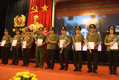 Thiếu tướng Trần Bá Thiều trao quyết định thăng cấp bậc hàm Đại tá cho các đồng chí đến niên hạn. Ảnh: Việt Hưng.