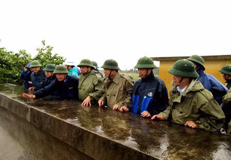 Đồng chí Phạm Minh Chính, Bí thư Tỉnh ủy; đồng chí Đặng Huy Hậu, Phó Chủ tịch UBND tỉnh cùng lãnh đạo huyện Yên Hưng và một số sở ngành của tỉnh kiểm tra tuyến đê biển Hà Nam. Ảnh: quangninh.gov.vn.