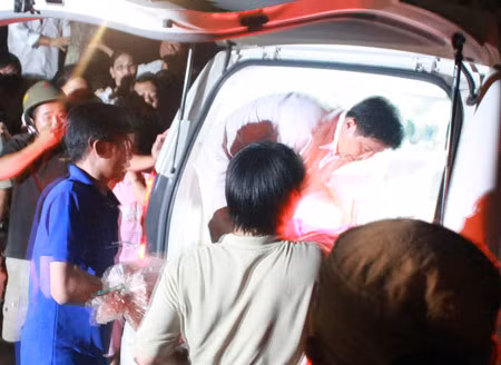 Thi thể của nạn nhân lần lượt được đưa ra khỏi hiện trường.