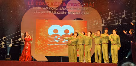 Ca sỹ Hồng Hạnh biểu diễn bài hát “Lời ru cỏ non” (sáng tác Hữu Ước, phổ thơ Nguyễn Thị Kim Châu) tại chương trình. Ảnh: Vũ Hân.