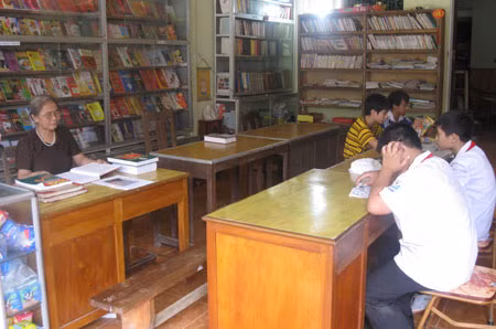 Thư viện của bà Minh có trên 6.000 đầu sách phục vụ miễn phí cho mọi người.