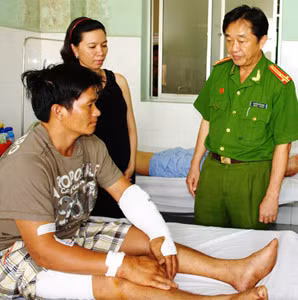 Thượng tá Nguyễn Hoàng Thao,Phó Giám đốc Công an tỉnh Bình Dương đến thăm hỏi, động viên anh Tiên. Ảnh: Nguyệt Triều.