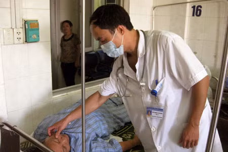 Số bệnh nhân sốt xuất huyết phải vào Bệnh viện Bệnh nhiệt đới TW có chiều hướng gia tăng.