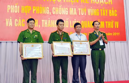 Trung tướng Phạm Quý Ngọ, Ủy viên Trung ương Đảng, Thứ trưởng Bộ Công an trao Bằng khen của Bộ Công an cho những cá nhân đạt thành tích xuất sắc.