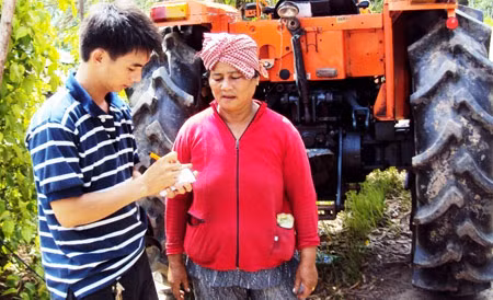 Phóng viên Báo CAND trao đổi với bà Hơn (vợ ông Bảy Đực), gia đình đã không tiếc tiền bạc cùng chính quyền và bà con ấp Thi Sơn cứu lúa.