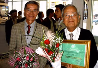 Nhiếp ảnh gia Bùi Á (phải). Ảnh: vapa.org.vn.