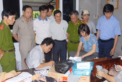 Lực lượng Công an kiểm kê, niêm phong tang vật.