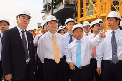 Chủ tịch nước Trương Tấn Sang thăm dàn khoan của Tập đoàn Dầu khí Quốc gia Việt Nam được đặt sản xuất tại Singapore. Ảnh: TTXVN .