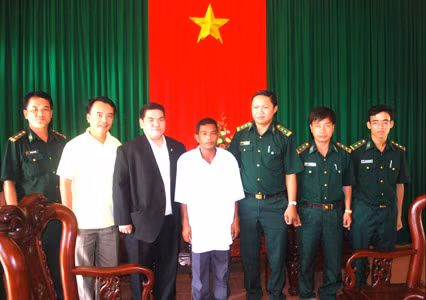 Ông Bochito Lagdamin (giữa) và các cán bộ Biên phòng Việt Nam tại lễ bàn giao.