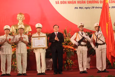 Phó Thủ tướng Chính phủ Hoàng Trung Hải trao Huân chương Quân công hạng Nhất cho Trường ĐH PCCC.